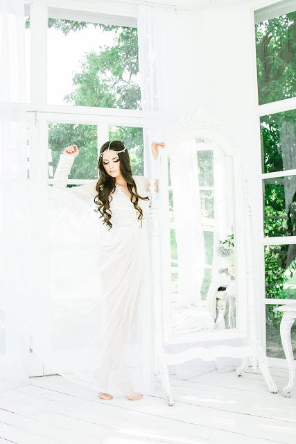 Morning of the bride Yana in a Chanel boudoir dress